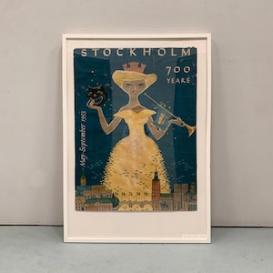 Może przedstawiać: Oprawiony plakat w stylu vintage upamiętniający 700. rocznicę Sztokholmu w 1953 roku. Grafika przedstawia kobietę w żółtej sukni, trzymającą maskę i trąbkę, z panoramą miasta na dole. Plakat jest w białej ramie.