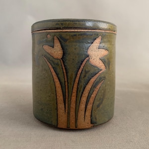 Little studio pottery jar with Lid iearth pottery Lowestof