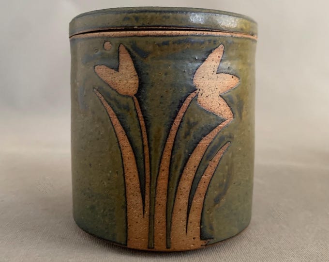 Little studio pottery jar with Lid iearth pottery Lowestof
