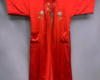 Bata de seda vintage bordada