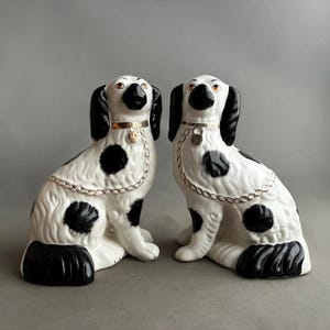 Può includere: Un cartello in legno rustico con la scritta "Welcome to our home" in lettere bianche. Il cartello presenta una finitura invecchiata e un design semplice e invitante, ideale per l'ingresso.