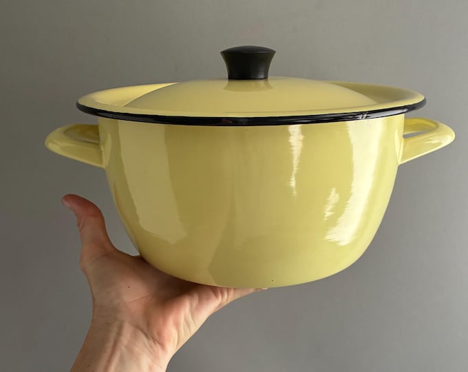 Vintage French enameled custard yellow casserole dish circa 1960s/70s