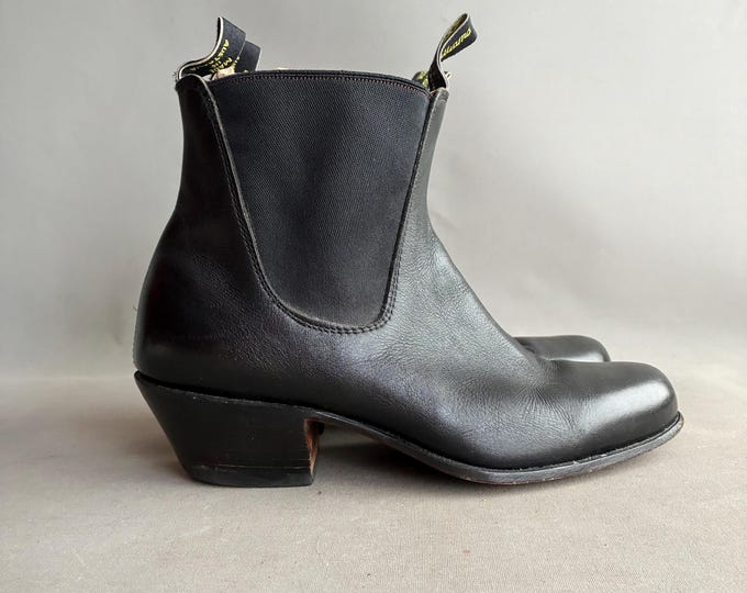 Amazing  RM Williams  Chelsea boots with a stacked cuban heel size 7