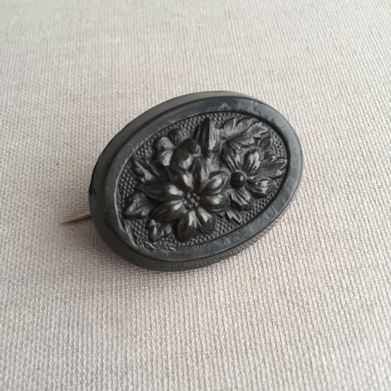 Victorian Vulcanite mourning brooch - image 2