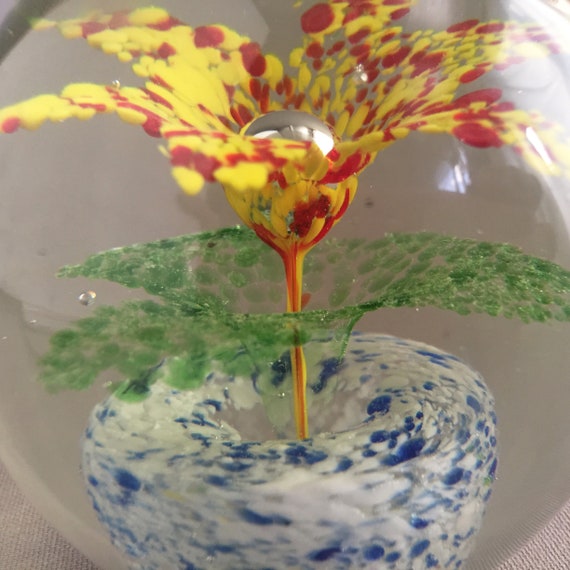 中に鉢植えの花が入ったムラーノガラスの飾り文鎮 - Etsy 日本