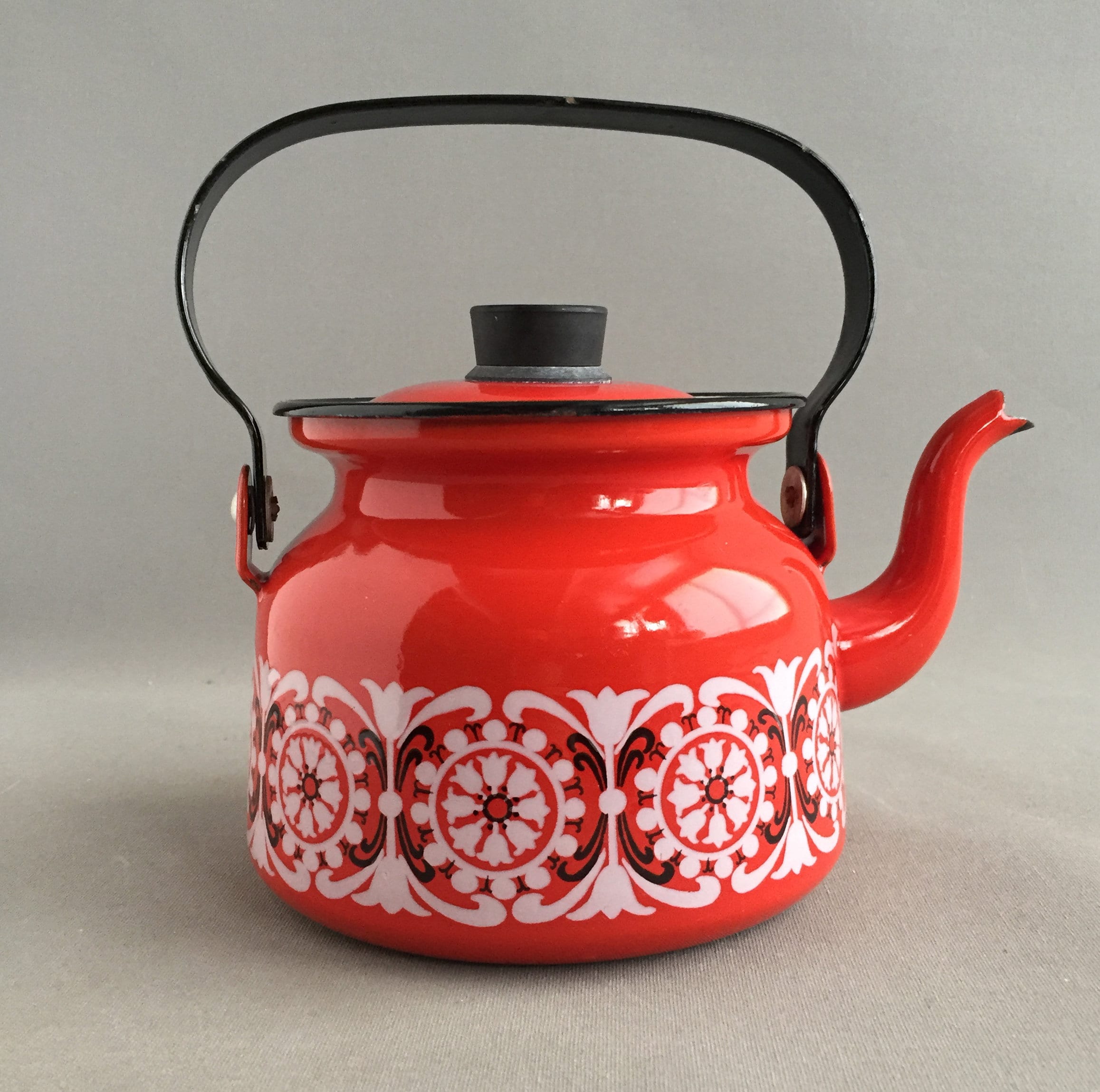 Finel red enamel tea pot