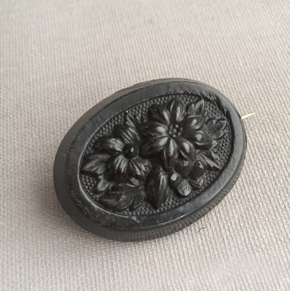 Victorian Vulcanite mourning brooch - image 1