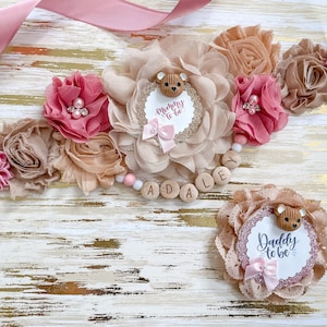 Faja para baby shower con forma de osito de peluche rosa para futura mamá, nombre con cuentas de madera para baby shower, faja para baby shower con forma de osito de peluche y faja con nombre de bebé