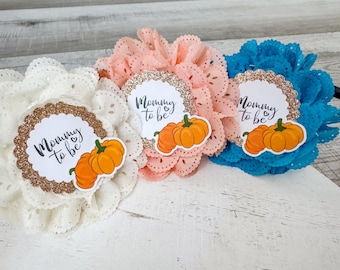 Pumpkin Mommy to Be Pin – Fall Baby Shower Corsage – Autumn Baby Shower Favor – Customizable Text Pin for Mom to Be