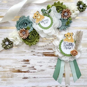 König der Löwen Babyparty Schärpe und Daddy to be Pin - Dschungel Safari Mommy to be Sash - Neutrales Babyparty Anstecker Set - Simba-Babyparty
