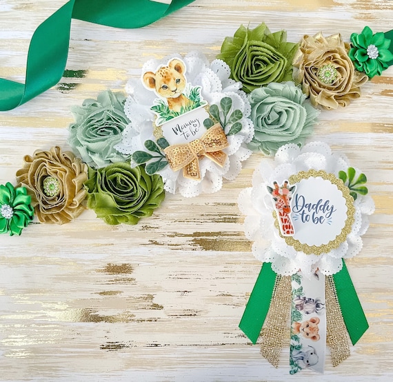 JOYMEMO Baby Shower Schärpe Set – Safari Dschungel Design, In Salbeigrün | Mit Mutterschafts-Schärpe & 2 Anstecknadeln Für Mama & Papa