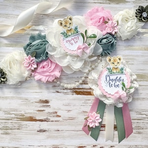 Baby Löwe Mama zu Schärpe und Papa Pin-Set - Safari-Dschungel-Babyparty-Dekoration, geschlechtsneutraler König des Dschungel-Themas