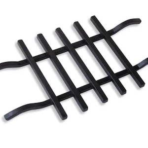 Pode incluir: Uma grelha de lareira de metal preto com um design retangular. A grelha tem seis barras verticais e duas pegas curvas em cada lado. As dimensões são de aproximadamente 61 cm de largura e 30 cm de profundidade.
