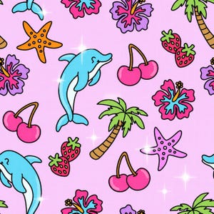 Puede incluir: Un patrón repetitivo de ilustraciones de dibujos animados sobre un fondo rosa. El diseño incluye delfines azules, estrellas de mar naranjas, cerezas rosas, fresas rojas, flores de hibisco moradas y rosas y palmeras. Las ilustraciones tienen contornos blancos y están decoradas con brillos.