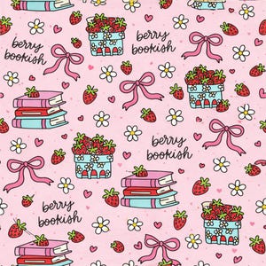 Puede incluir: Patrón repetitivo sobre fondo rosa con pilas de libros, fresas, lazos y flores. El texto "berry bookish" también está incluido. Las fresas son rojas con tallos verdes, y los libros son rosas y azules.