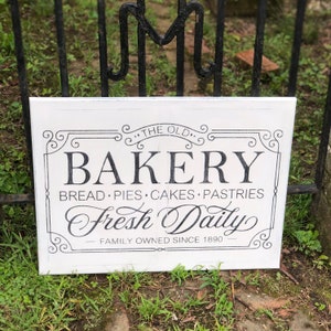 Placa de padaria antiga: arte de cozinha em tela pintada à mão / Annie Sloan, tinta giz branca antiga com acrílico preto