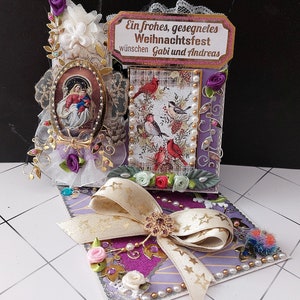 Gepersonaliseerde, luxe kerstkaart. Edel paars ezelontwerp. De duif met jonge Jezus-kaart, glanzend met parels, bloemen, broche, lint.