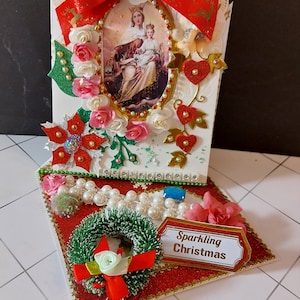 Gepersonaliseerde, prachtig verfraaide, vrolijke kerstkaart. Kerstavondkaart met de Moeder van God, de jonge Jezus en beschermengelen.