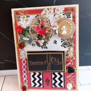 Carte de luxe Thinking of You avec bouquet de fleurs, rose et embellissement d'un ange. Envoi d'une carte d'amour et de soutien. Carte de deuil personnalisée.