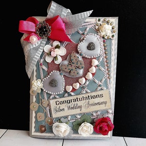 Luxus, personalisierte Silberhochzeit Karte. Glamorous Love Karte, insgesamt verziert mit vielen Perlen, Schleifen, Schleifen und Perlen.