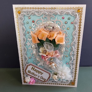 Luxus, personalisierte Karte für Mutter, Mama, Oma, Nana, Frau, Tochter.  Elegante Muttertagskarte mit einem Blumenstrauß, Spitze, Perlen & Broschen.