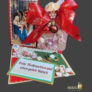Biglietto di Natale personalizzato con la Madre di Dio, Gesù Bambino e 2 angeli. Biglietto da cavalletto 3D unico con bellissima spilla, pizzo, rose e palline.