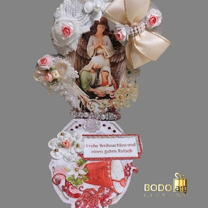 Spersonalizowana, wigilijna kartka z mnóstwem koronek, pereł i róż. Elegancka, okrągła, sztalugowa kartka „Święta Rodzina z Aniołem Stróżem”.
