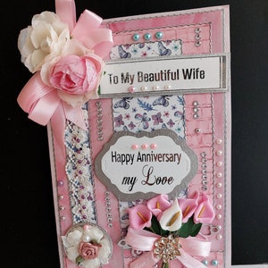 Cartão luxuoso e personalizado "Para minha linda esposa". Cartão elegante de amor, multicamadas em rosa-púrpura com flores de seda, renda e broche.