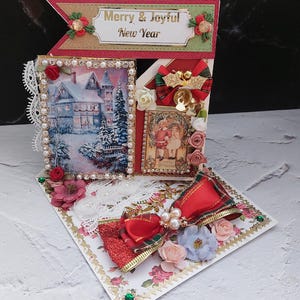 Carte de vœux élégante et personnalisée pour le Nouvel An.  Voeux de Noël avec des petites cloches, des rubans de luxe, des fleurs, de la dentelle et une broche.