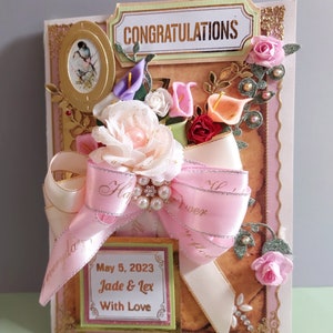 Tarjeta de celebración para mamá y papá. Tarjeta personalizada de 50.º aniversario con ramo, perlas y broche. Tarjeta de boda de lujo para un aniversario importante.
