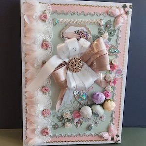 Caja de regalo de lujo personalizada con flores para cumpleaños, aniversarios y bodas. Un regalo único para cualquier día especial con rosas, lazos y perlas.