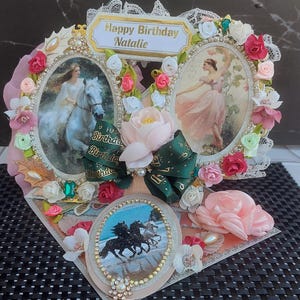 Biglietto di auguri di buon compleanno personalizzato e di lusso per gli amanti dei cavalli. Biglietto in edizione speciale con una ragazza a cavallo, cavalli e una ballerina in rosa e verde.