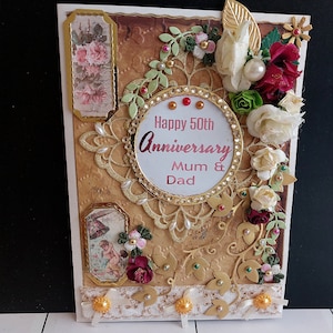 Carte d'amour personnalisée pour papa et maman. Joyeux 50e anniversaire en or. Carte élégante avec perles, papillon et roses. Couple de cartes d'étape.