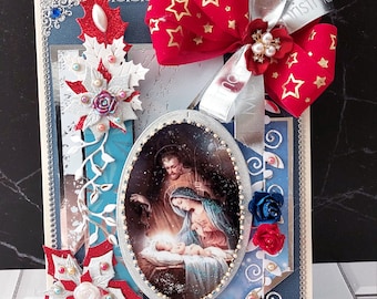 Tarjeta personalizada de Feliz Navidad en azul noble. Los saludos estacionales de la Sagrada Familia. Tarjeta 3D Joy to the World con perlas, cristales y flores.