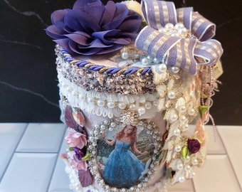 Luxus Geschenkbox für junge Mädchen in Silber Lila Design zum Thema Alice im Wunderland. Sehr elegantes Geburtstagsgeschenk mit Namensschild.