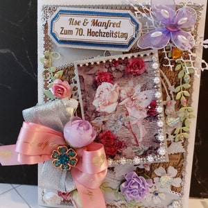 Biglietto d'auguri personalizzato per il 70° anniversario. Regalo di lusso per l'anniversario di platino. Romantico biglietto di auguri in argento rosa, con tante perle e fiori.