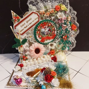 Carte chevalet 3D de luxe personnalisée pour Noël.  Carte de Noël en boîte avec un cône, des boules, des fleurs et des perles. Design spécial BodoArt.