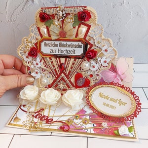 Luxuriöse, personalisierte Hochzeitstagskarte. Elegante Jubiläumskarte im gold-roten Design mit Schmetterling, Floers, Perlen und Kristallketten.