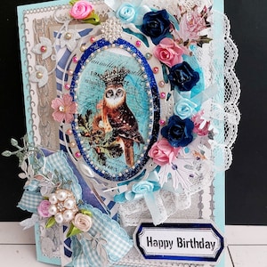 Carte d'anniversaire chouette couronnée. Carte personnalisée de luxe représentant l'amour et la sagesse en 3D. Carte bleu argenté avec rubans, broche, fleurs, perles