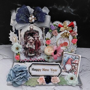 Bonne année personnalisée, carte chevalet 3D. Décoration unique, voeux de Noël de style rétro, petites cloches, chaînes de perles, rubans et broche