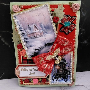 Elegante tarjeta navideña personalizada con lazo rojo, campanitas, perlas y flores. Increíble tarjeta de Año Nuevo en diseño 3D. En caja. Hecha a mano.