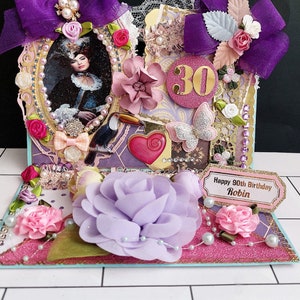 Biglietto di auguri di compleanno personalizzato per un traguardo importante, in un elegante viola. Eleganti nastri, farfalla, rosa di seta, pizzo e perle. Biglietto in edizione speciale.