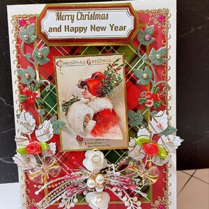 Personalisierte Weihnachtskarte im klassischen rot weißen Design. Wunderschöne, komplett verzierte Neujahrskarte für Familie und Freunde.