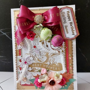 Carte de joyeux anniversaire personnalisée pour femme, maman, grand-mère, grand-mère. Carte élégante avec ange, perles, broche et rubans. Conception BodoArt.