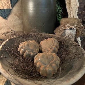Primitive Pantry HEART Muffin Cakes Early Look Prairie Cupboard Tuck Grubby Blackened Wax Homestead Bowl Filler Set Of THREE