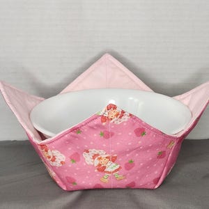 Bol acogedor de pastel de fresa