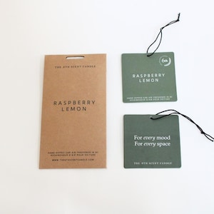 Puede incluir: Dos ambientadores de coche verdes con colgadores de cuerda negra. El de arriba dice "Raspberry Lemon" y el de abajo dice "For every mood, For every space". Ambos tienen el texto "The 6th Scent Candle" en ellos.