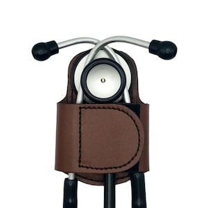 BATCLIP – Marron – L&#39;étui original en cuir pour stéthoscope | Fait main dans le Maine | Clip de hanche personnalisé | Plus de port de cou ou de perte