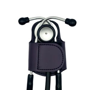 BATCLIP – Violet – L&#39;étui original en cuir pour stéthoscope | Fait main dans le Maine | Clip de hanche personnalisé | Plus de port de cou ou de perte