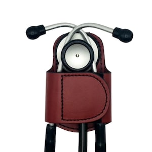 BATCLIP – Rouge – L&#39;étui original en cuir pour stéthoscope | Fait main dans le Maine | Clip de hanche personnalisé | Plus de port de cou ou de perte